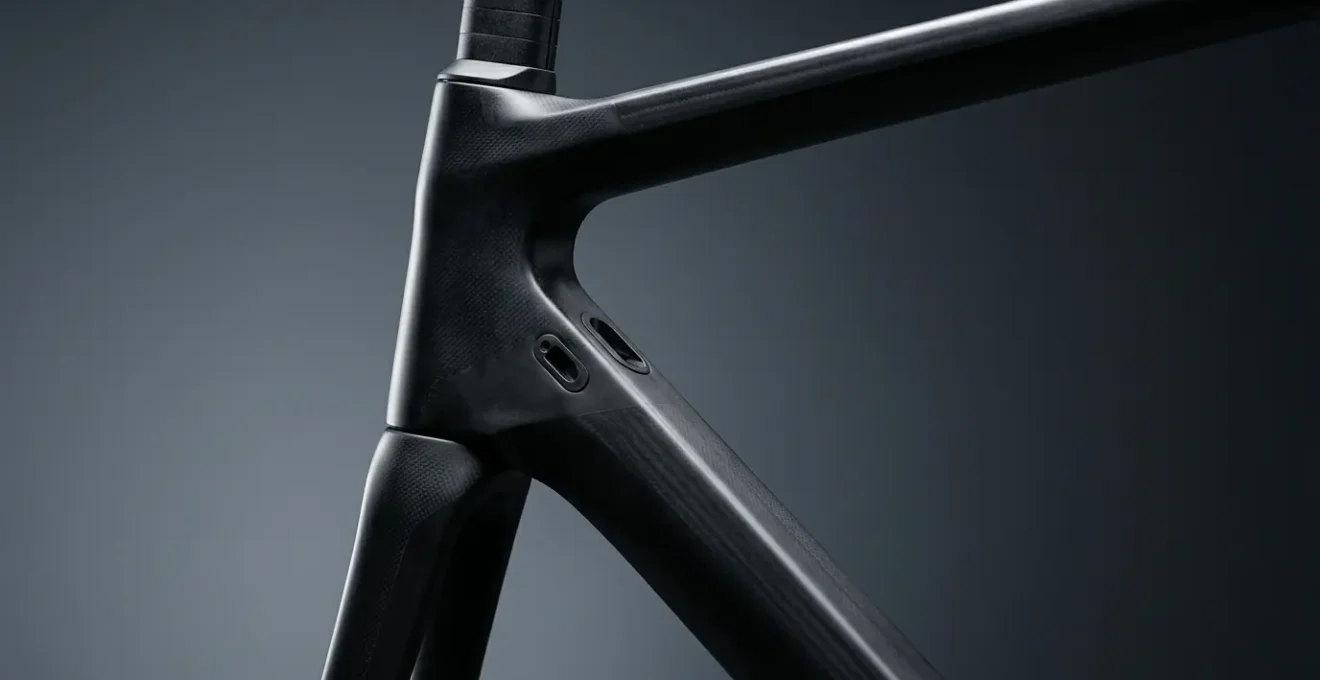 Nahaufnahme eines aerodynamischen Rennradrahmens mit Kammtail-Profil im Windstrom