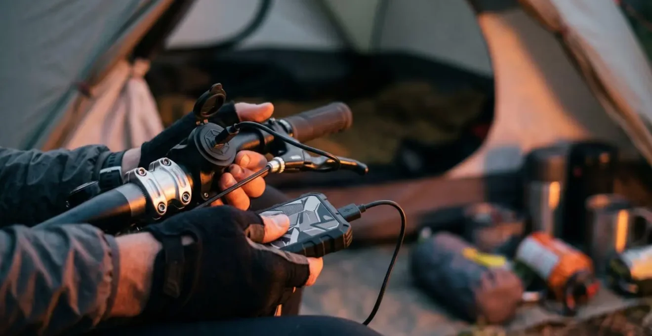 Detailaufnahme eines USB-Ladeanschlusses am Fahrradlenker für autarke Stromversorgung beim Bikepacking