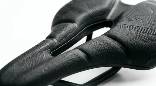 Nahaufnahme eines ergonomischen Fahrradsattels mit anatomisch geformter Oberfläche und Druckentlastungszone