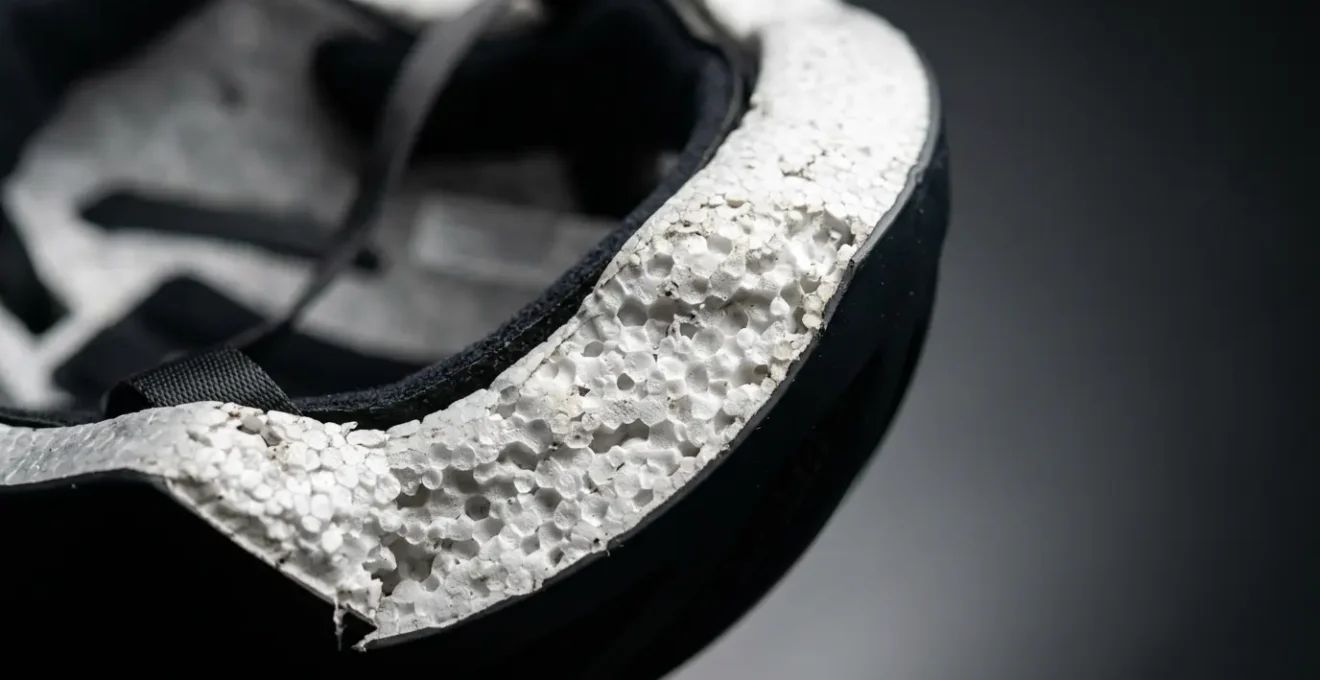 Detailaufnahme eines Fahrradhelms mit sichtbaren Alterungserscheinungen und Materialermüdung nach fünf Jahren Nutzung