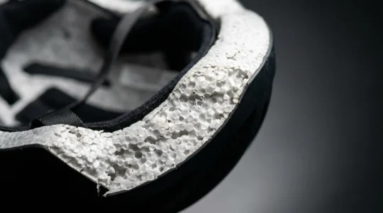 Detailaufnahme eines Fahrradhelms mit sichtbaren Alterungserscheinungen und Materialermüdung nach fünf Jahren Nutzung