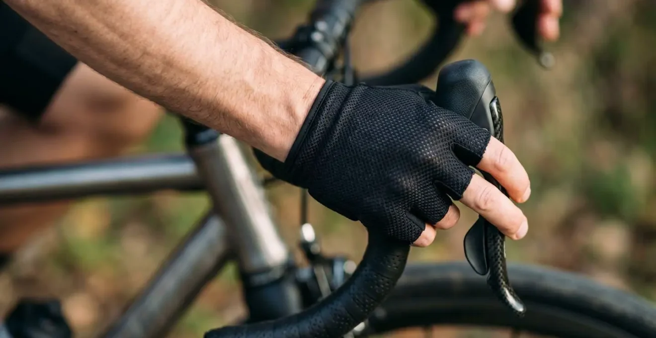 Detailaufnahme der korrekten neutralen Handgelenksposition am Rennradlenker