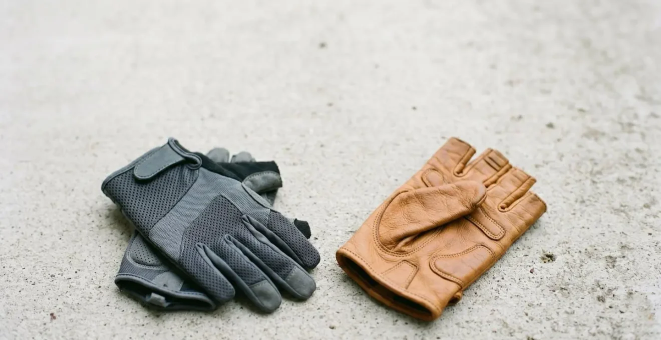 Detailaufnahme verschiedener Handschuhmaterialien - Leder und Synthetik - mit sichtbarer Oberflächenstruktur und Abriebfestigkeit