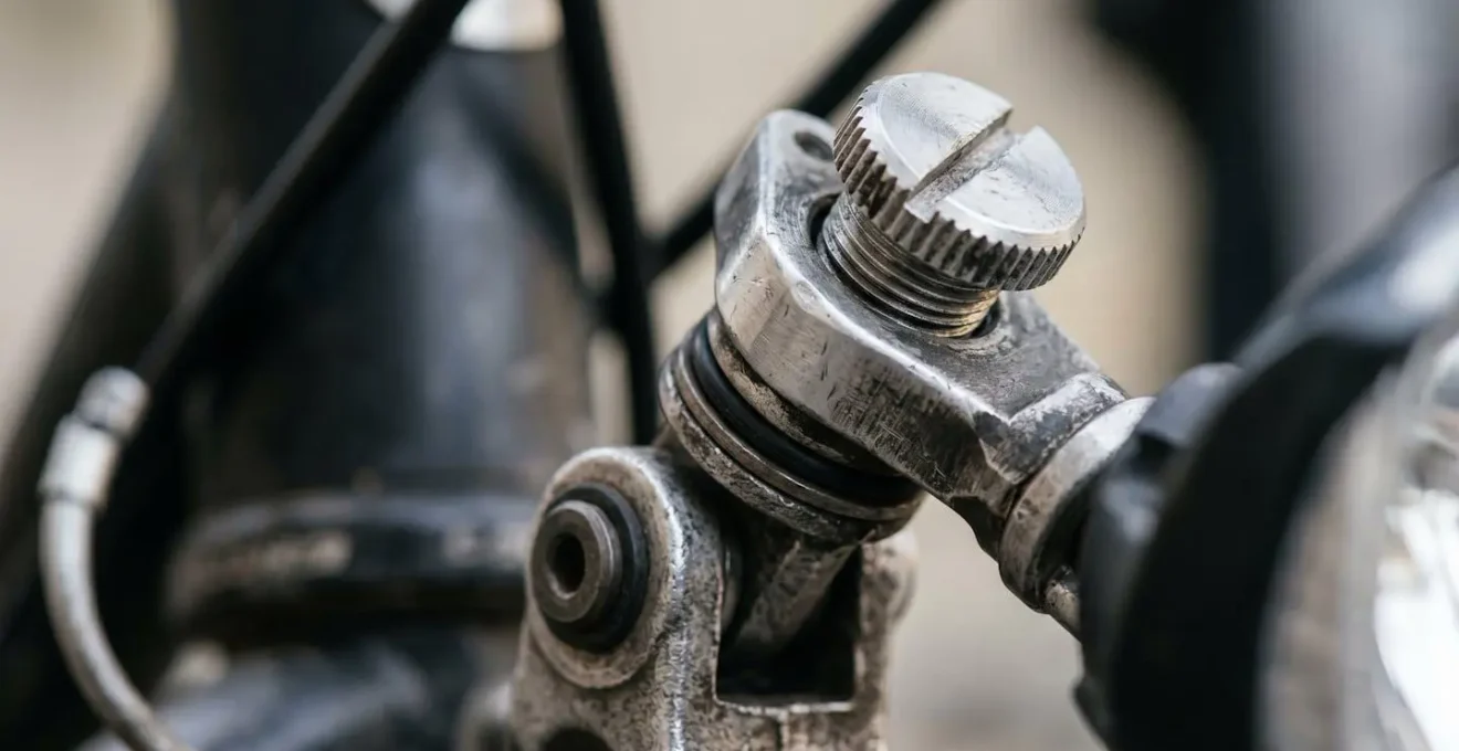 Nahaufnahme einer Fahrradscheinwerfer-Verstellmechanik mit präziser Winkeleinstellung
