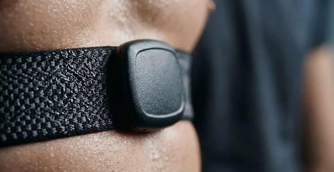 Nahaufnahme von Herzfrequenzsensor und Trainingsmetriken zur präzisen Steuerung der Grundlagenausdauer