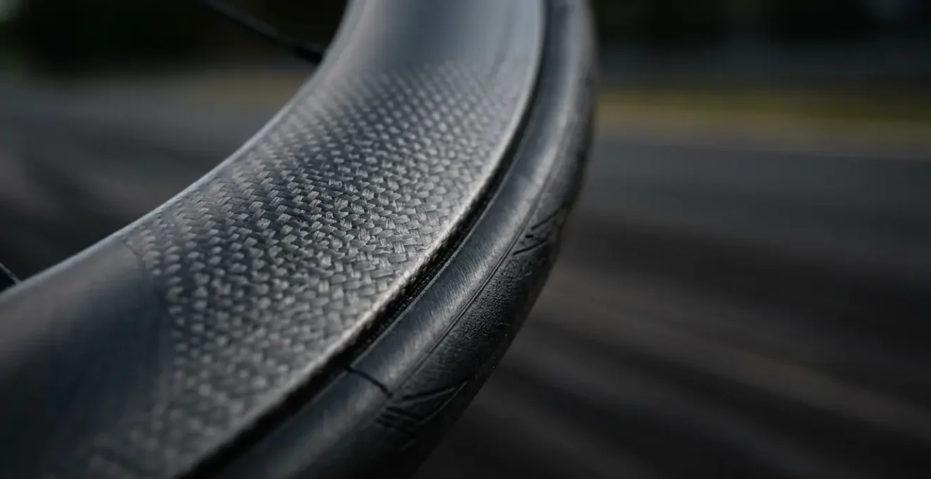 Hochprofilfelge eines Rennrads mit aerodynamischem U-Profil im Detail