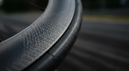 Hochprofilfelge eines Rennrads mit aerodynamischem U-Profil im Detail