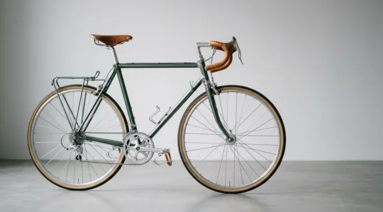 Minimalistisches Stahlrahmen-Fahrrad im Kontrast zur modernen Komplexität