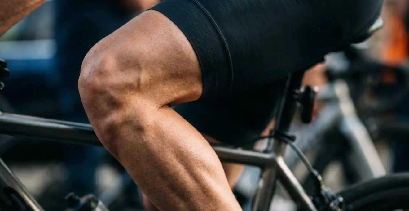 Biomechanische Darstellung der Kniebewegung beim Radfahren mit Fokus auf korrekte Ausrichtung