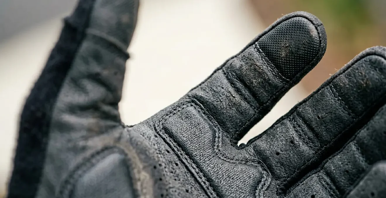 Detailansicht eines Langfinger-Fahrradhandschuhs mit abriebfestem Material auf der Handfläche und Fingerbereich im Sommereinsatz