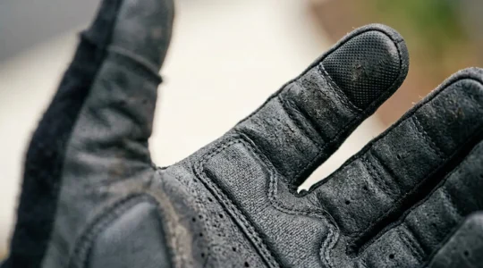 Detailansicht eines Langfinger-Fahrradhandschuhs mit abriebfestem Material auf der Handfläche und Fingerbereich im Sommereinsatz