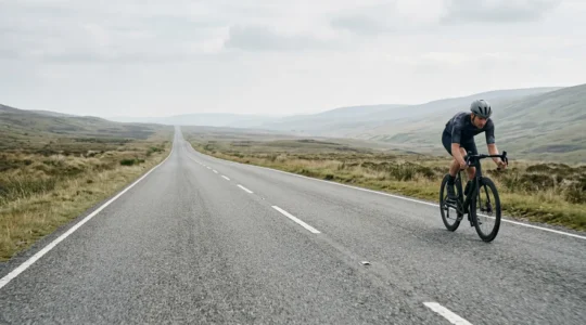 Radsportler auf langer ruhiger Strecke in niedriger Trainingsintensität für aerobe Grundlagenausdauer