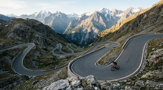 Rennradfahrer fährt entschlossen die legendären Kehren des Stilfser Jochs hinauf