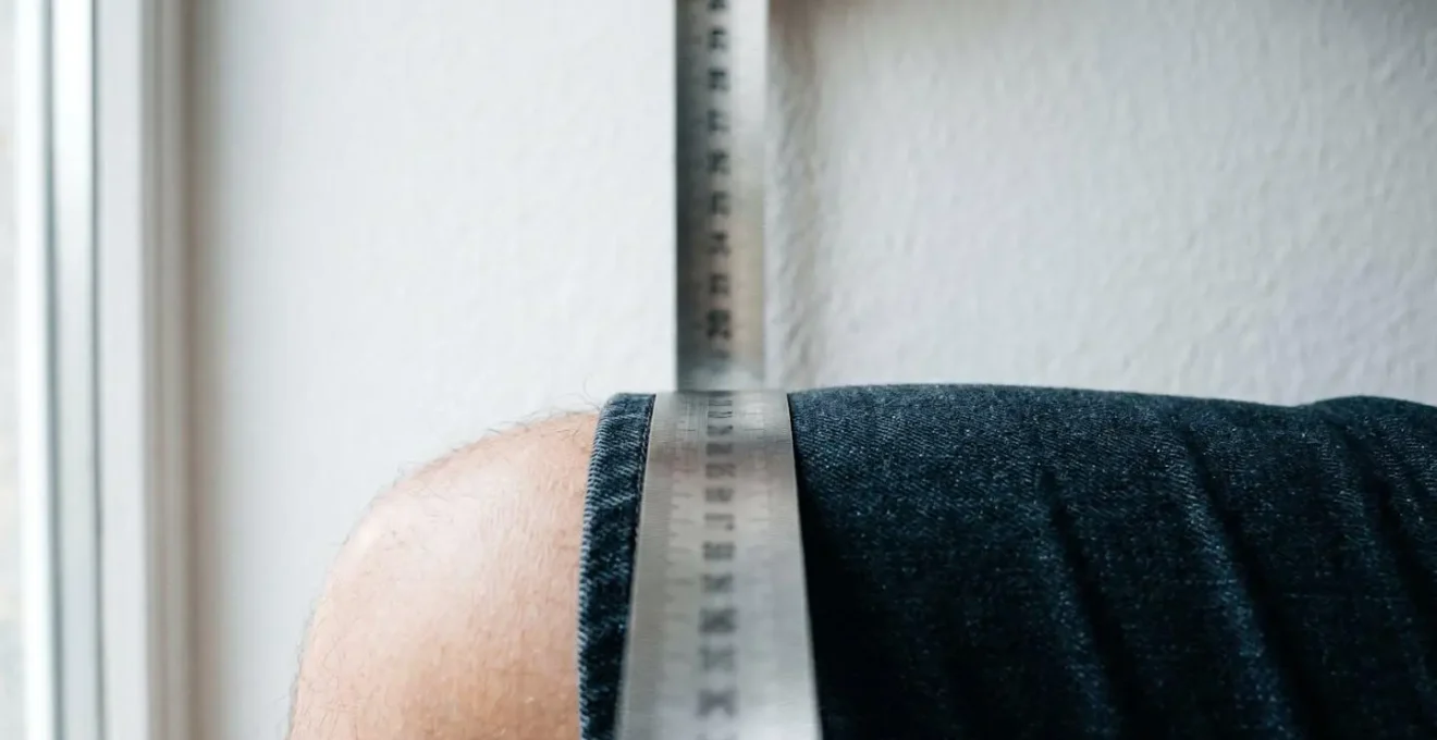 Nahaufnahme einer präzisen Messung der Schrittlänge mit professionellem Messwerkzeug