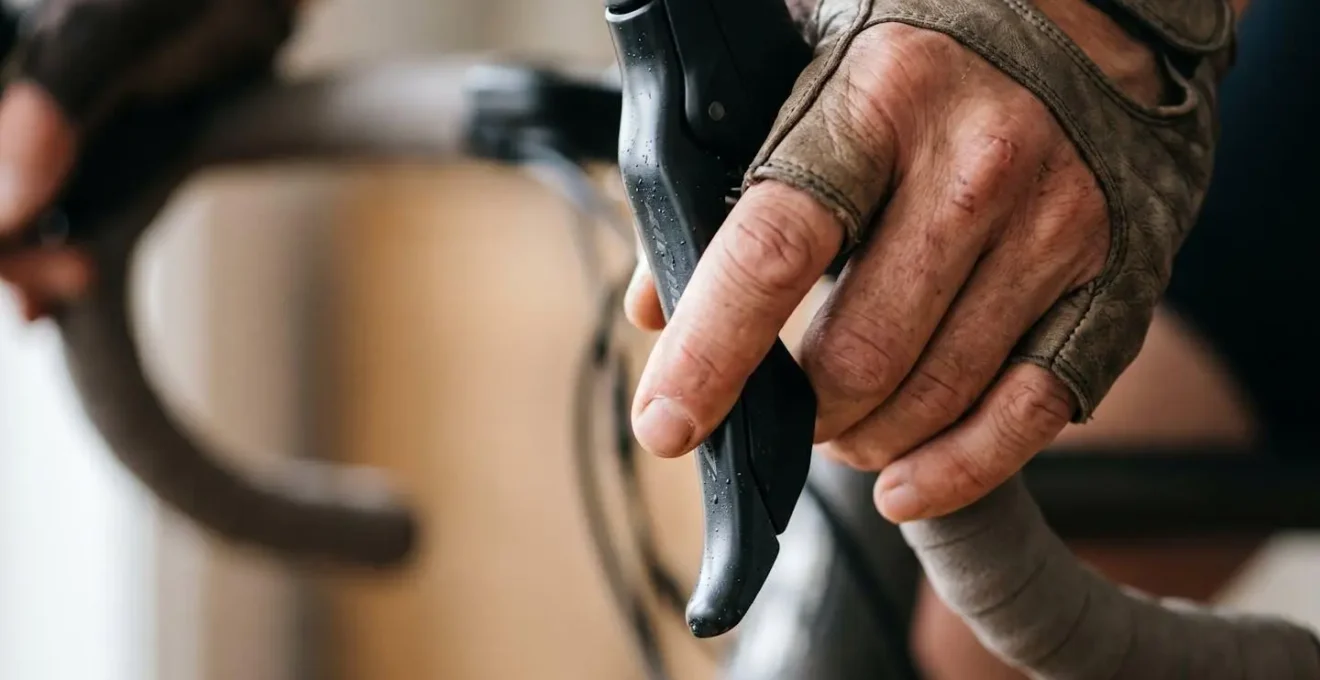 Nahaufnahme eines Bremshebels einer hydraulischen Fahrradbremse mit Fokus auf den Druckpunkt