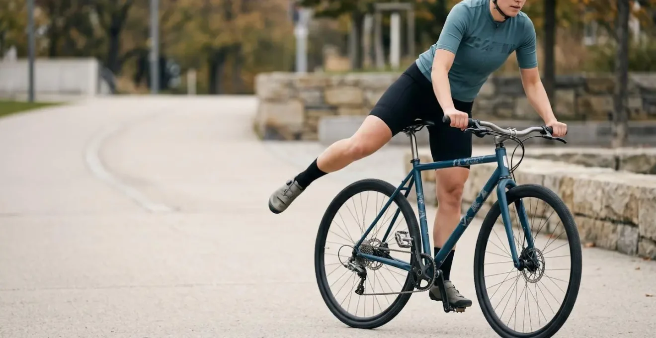 Demonstration der sicheren Abstiegstechnik beim Fahrrad mit Bein hinter dem Sattel