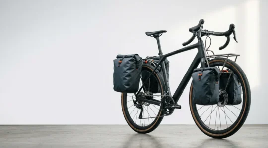 Modernes Sportrad mit werkzeuglos montiertem Gepäckträger-System bereit für den Transport